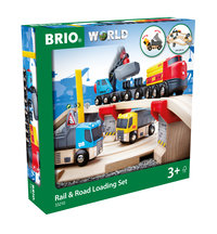 BRIO World 33210 Straßen & Schienen Steinverlade Set - Inklusive Frachtlok mit Kranwagen, zwei LKWs und Straßenplatten - Geeignet für Kinder ab 3 Jahren